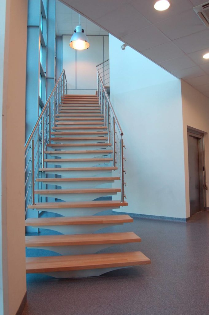 Fabrication et installation d’escalier monumental pour entreprise