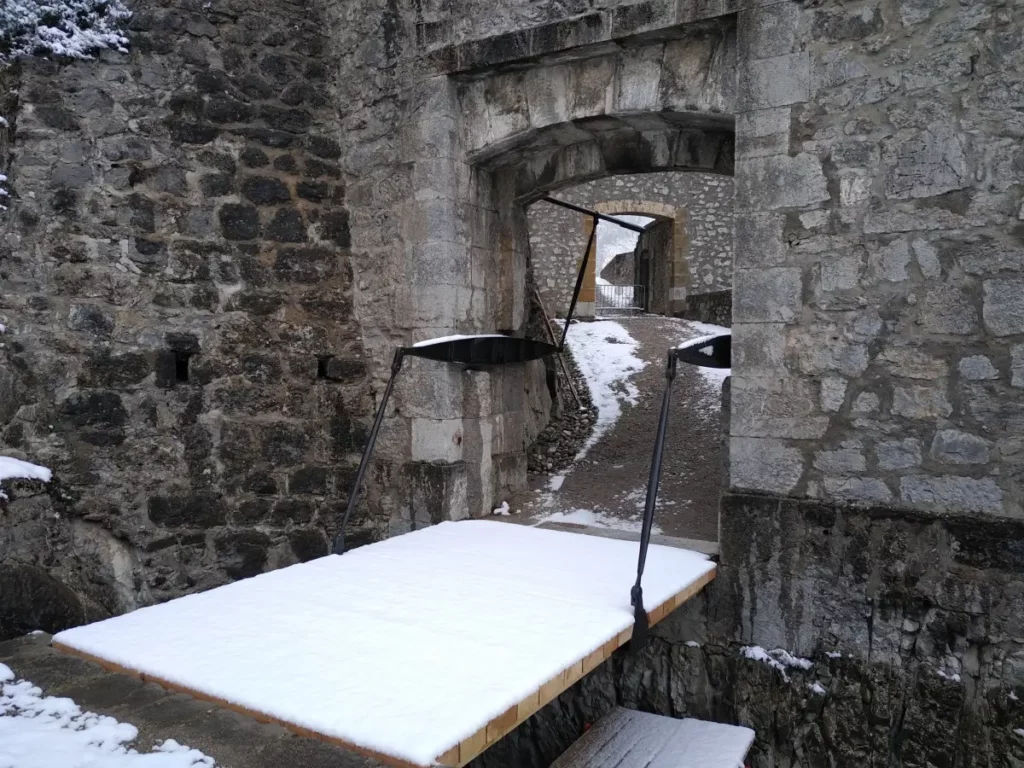 Pont levis articulé pour la citadelle de Sisteron